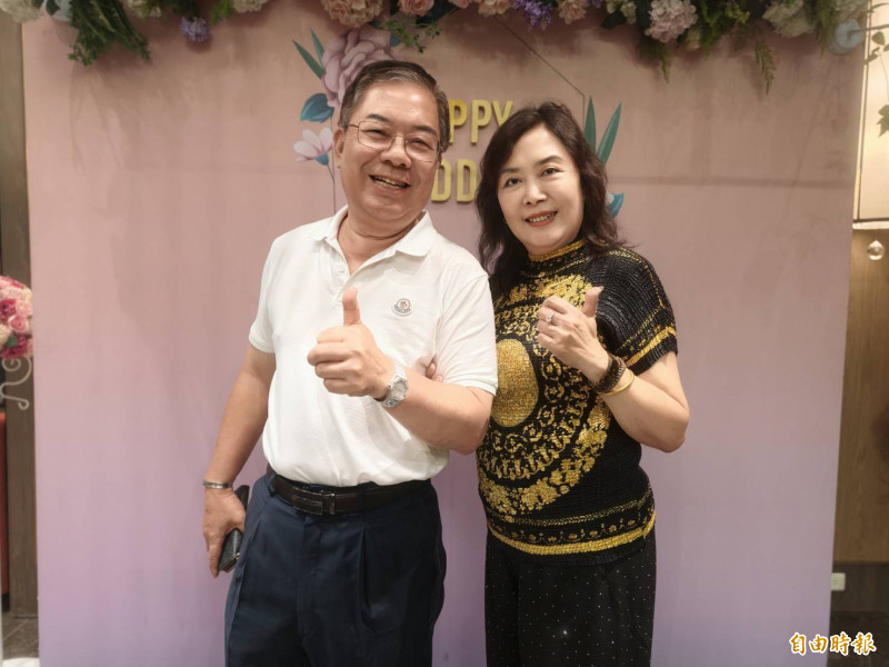 新天地民俗電視台董事長與廣播商業同業公會理事長丁文祺和妻子丁鈴致力推廣台語文化。（記者胡如虹攝）