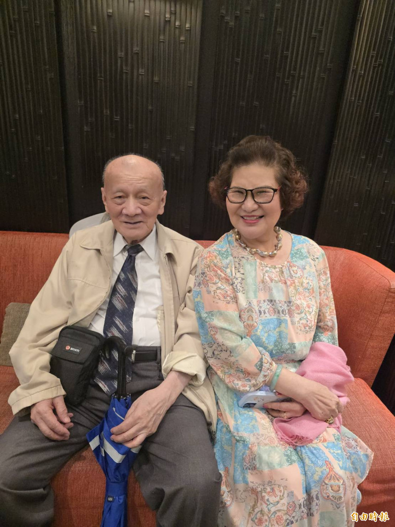 90歲的郭大誠仍和妻子白莎持續創作寫台語歌。（記者胡如虹攝）
