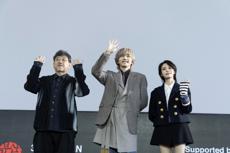 《皎潔深宵之月》導演竹村謙太郎、道枝駿佑、安齊星來出席釜山影展，下一秒卻風雲變色。（達志影像）