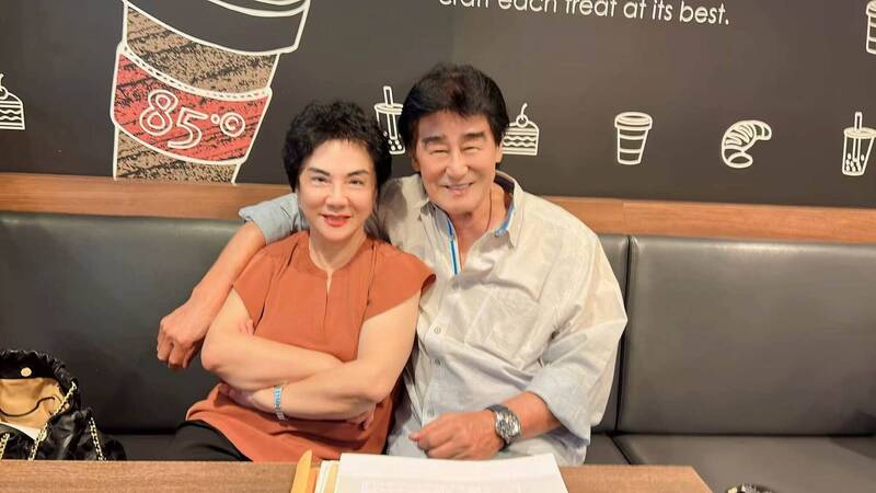 76歲金馬影帝王冠雄甜擁愛妻 律師邱彰曝近況