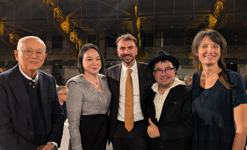 陳坤厚導演（左起）、陸小芬、里昂市長Grégory Doucet、影視聽中心董事長褚明仁、里昂市專責文化事務副市長Philoméne Récamier現身開幕酒會。（國家影視聽中心提供）