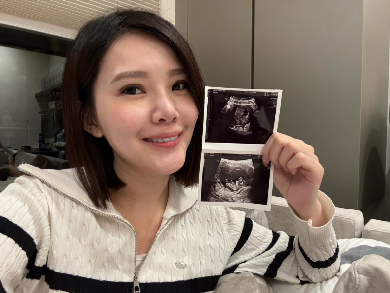 去年升格人妻的中天主播林佩潔，甜蜜宣布懷孕。（中天電視提供）