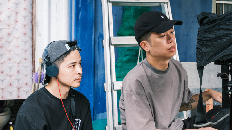 胡錦筵（左）、周鉅宏（右）共同執導《屋下無人》，以細膩敘事刻畫非血緣家庭的情感羈絆，入圍本屆金鐘獎迷你劇集（電視電影）導演獎。（客家電視台提供）