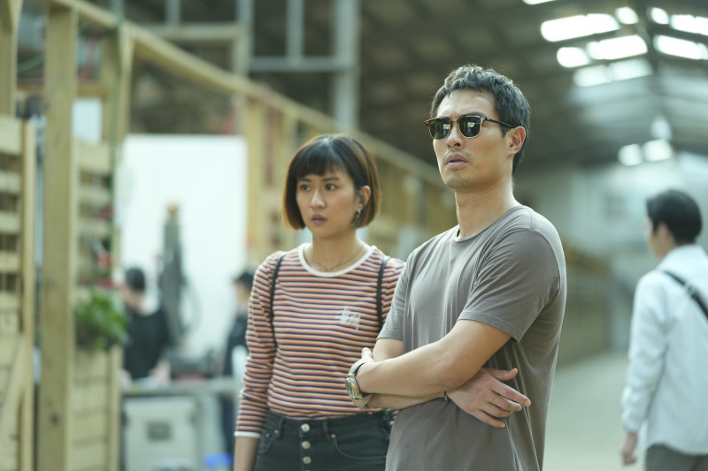 周厚安在《接招吧！製作人》委託王牌音樂製作人楊祐寧（右），打造電影主題曲。（壹壹影業提供）