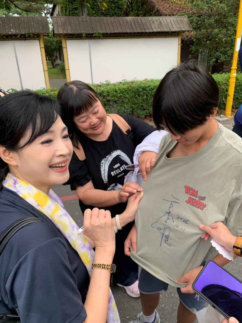 方季惟幫國中小粉絲簽名。（尚時代文創娛樂提供）