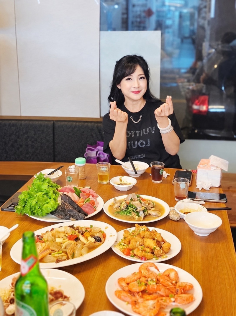 方季惟大啖美食。（尚時代文創娛樂提供）
