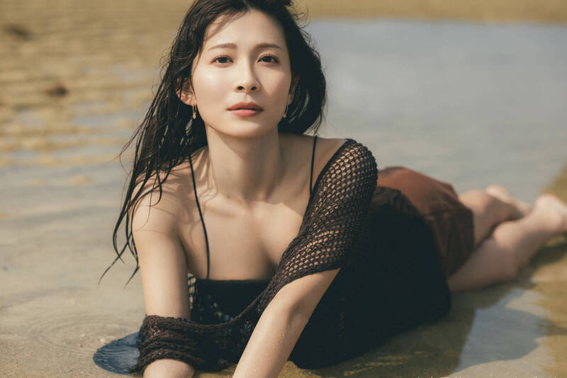 (影)美女主播離婚後魅力大爆發 收逾500封私訊再推首本寫真