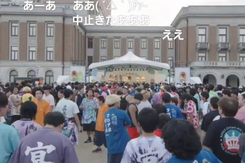 (影)女團唱到一半音樂突斷 台下「mosh」惹禍集體磕頭謝罪