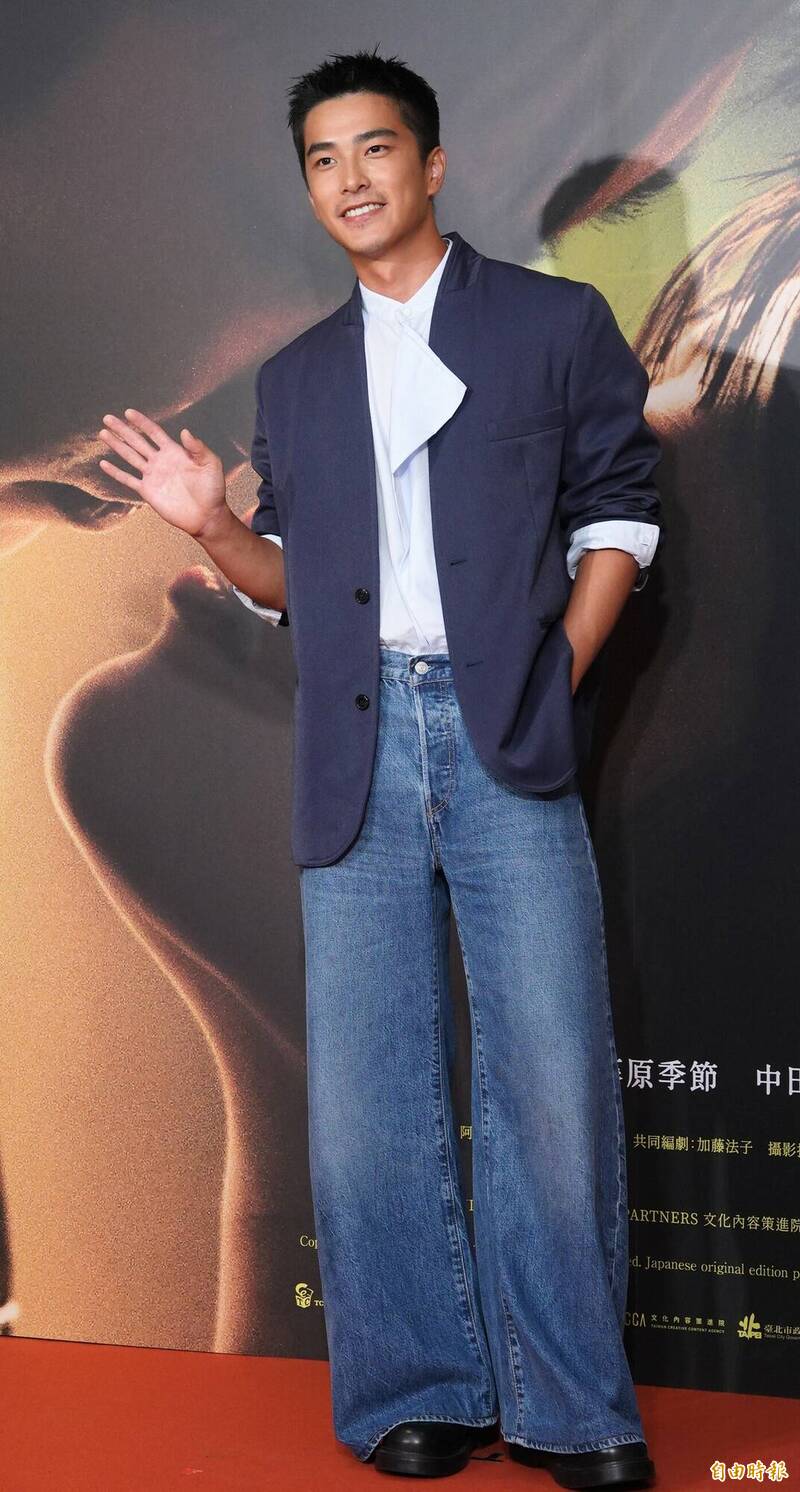曾敬驊以一身小麥色肌膚「黝黑登場」。（記者潘少棠攝）
