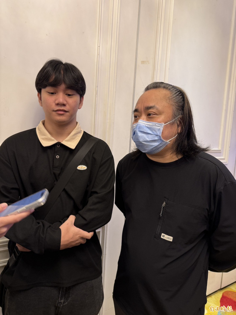 小彬彬（右）和19歲的兒子迷你彬一起出席活動。（記者蕭方綺攝）