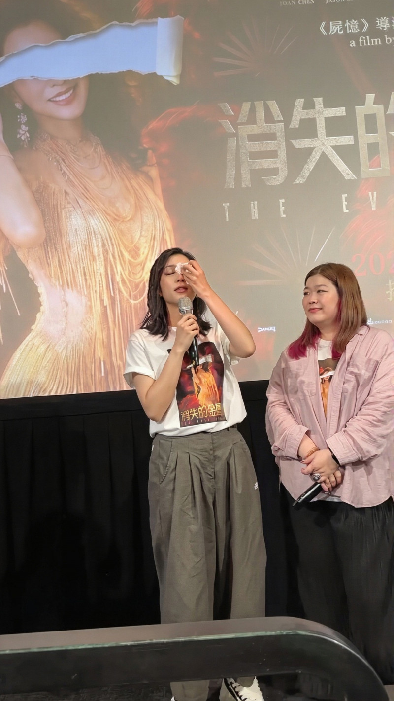 劉奕兒（左）、導演謝庭菡在《消失的金鳳娜》映後淚崩。（大昇影業提供）