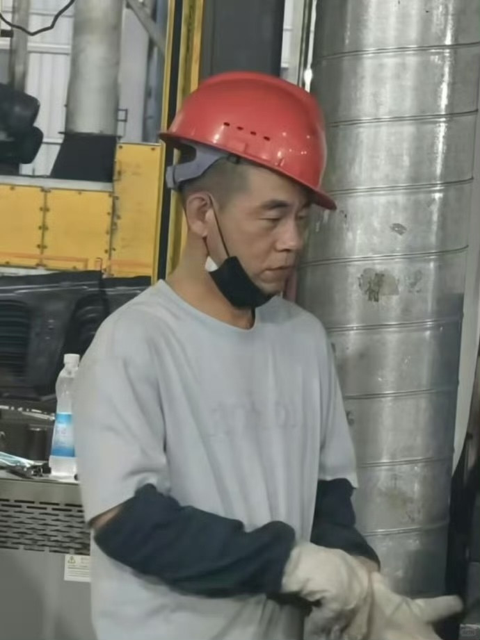 福建工人的側臉神似陳小春。（翻攝自微博）