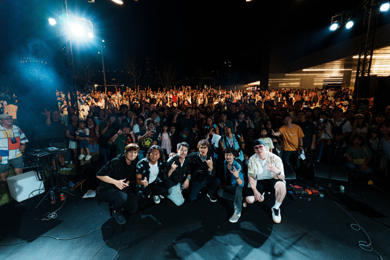 四分衛攜手姚可傑（右三）登台。（PIPE Live Music提供）