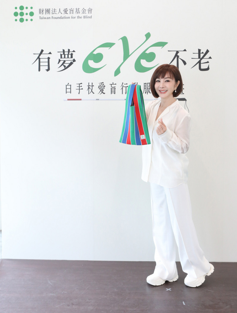 捐款500元支持白手杖愛盲行動，就送愛盲茄芷包，陳美鳳喜歡到出國玩都隨身帶著。（愛盲基金會提供）