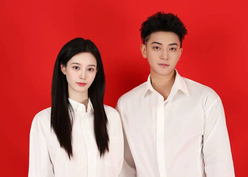 中國男星黃子韜（右）2024年與徐藝洋登記結婚。（翻攝自微博）