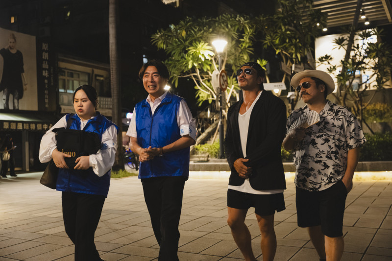 大文（左起）在《我要當總統》中飾演梁赫群的幕僚，與夢多跟北村豐晴的組合是競爭對手。（萊智方體提供）