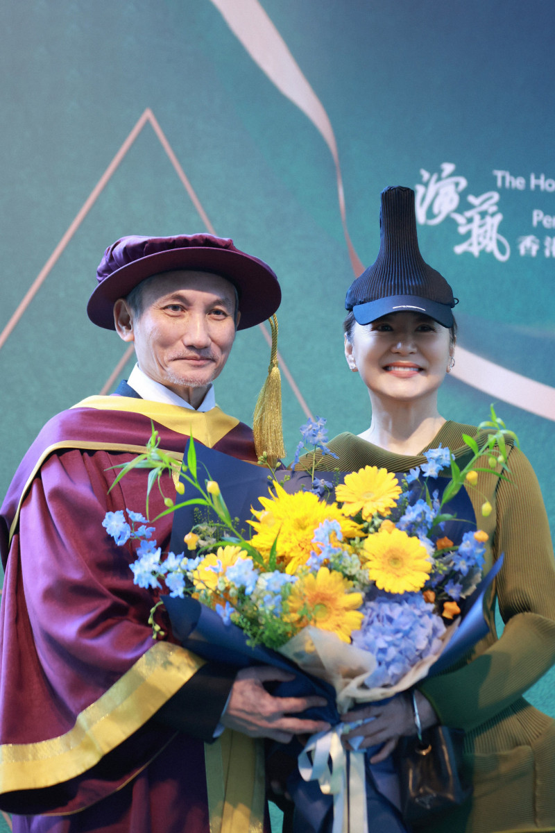 林青霞獻花祝賀徐克。（電影工作室提供）