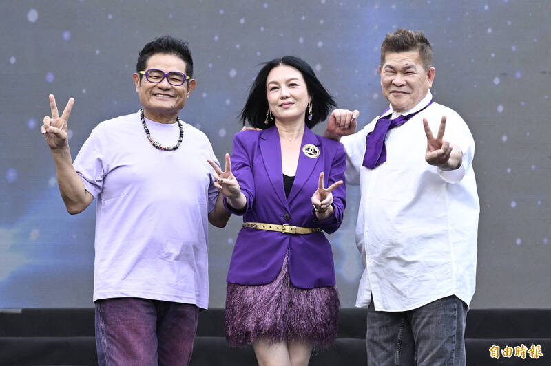 澎恰恰、許效舜、苗可麗主持《超級夜總會》邁入15周年，今（16）日節目在台北中山堂錄影。（記者胡舜翔攝）