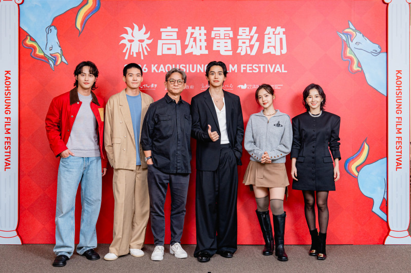 台劇《時候》演員范少勳（左起）、演員黃聖球、導演曹瑞原、演員黃旭熙（Lucas）、演員林廷憶、演員盧以恩。（高雄電影節提供）