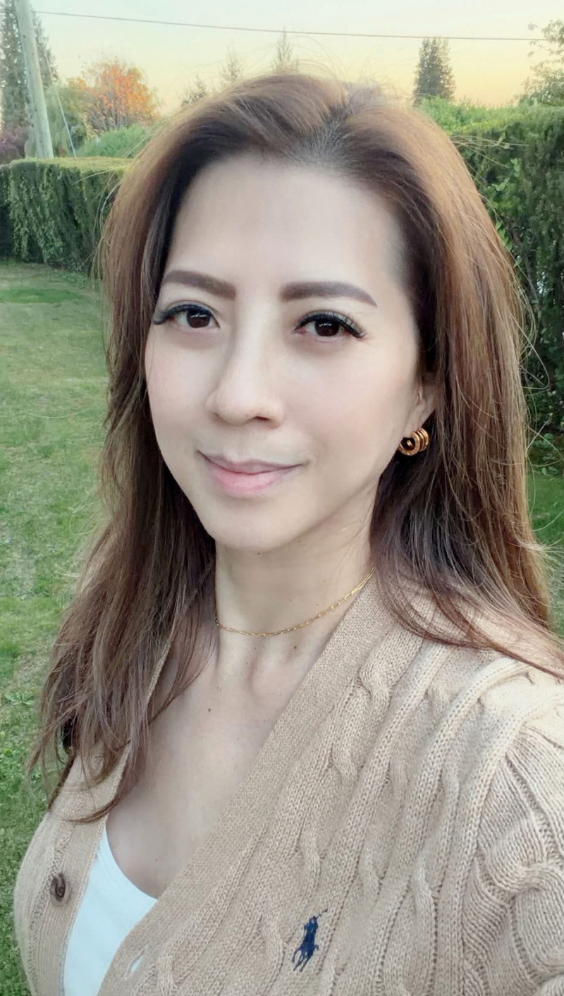郭靜純證實已離婚3年，坦言放棄贍養費，獨自扶養一雙兒女。（翻攝自臉書）
