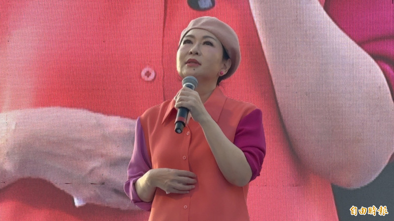 (影)張秀卿聲明後首度公開露面演唱 造勢台上數度哽咽 民眾狂喊「秀卿加油」