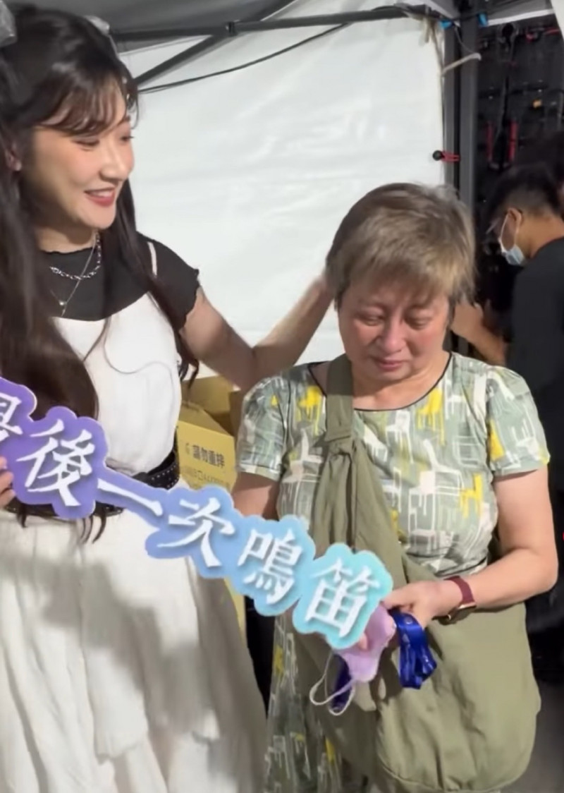 林逸欣（左）和媽媽都出席見證台南舊火車站最後一夜，媽媽還難過落淚。（翻攝自臉書）