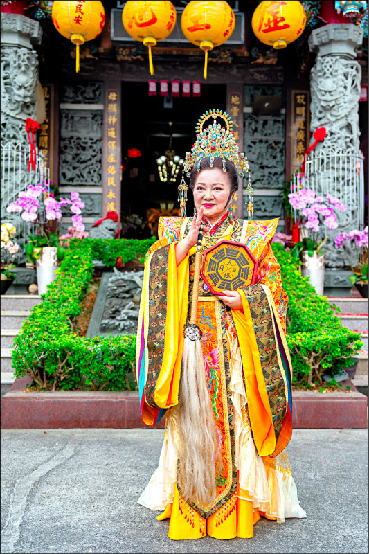 拒演打牌天天輸 白冰冰奉旨扮地母娘娘