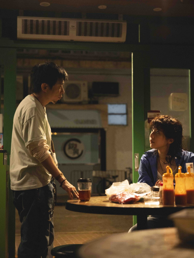 鍾雪瑩（右）與楊偉倫在《善男信女》有精采對手戲。（光年映畫提供）
