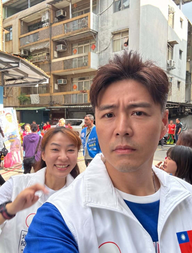 劉至翰陪妹妹拜票被認錯!民眾狂喊「劉尚謙保養真好」無奈發聲