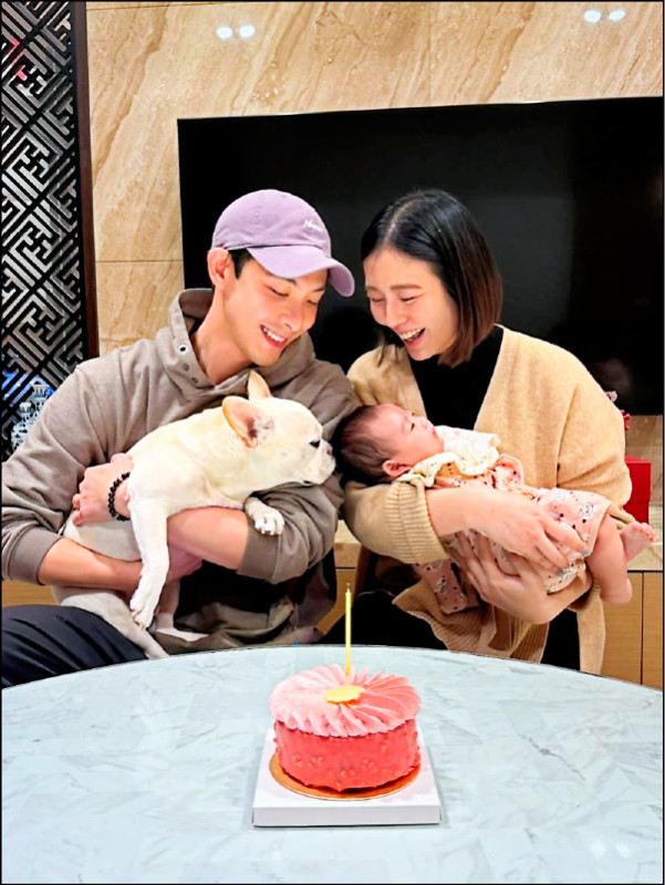 連晨翔（左）與劉品言喜得愛女，一家曬幸福。（翻攝自臉書）