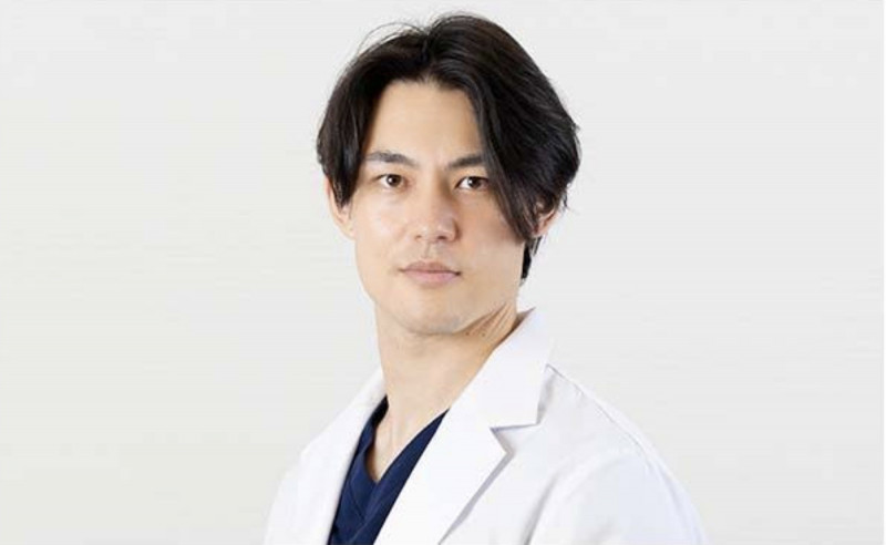 「當山美容整形外科」醫師藤本阿貝里諾帥度不輸明星。（翻攝自X）