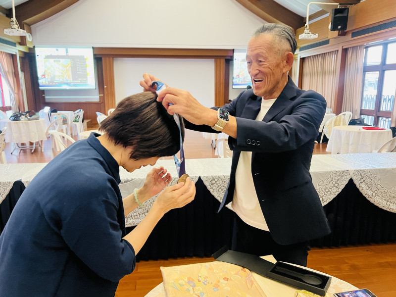 一齣《白蛇傳》讓他惦記60年!日本金牌跑者跨海追星獻獎牌 唐美雲感動收大禮