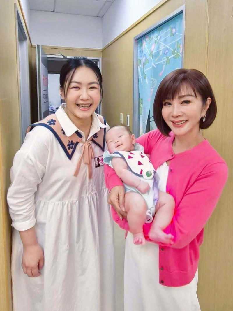陳美鳳抱2月小萌娃母愛爆發 讚公託補助福利：來不及生了