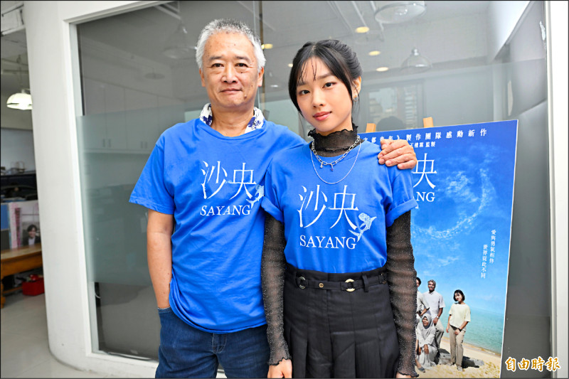 湯湘竹（左）、湯詠絮為宣傳電影《沙央》接受專訪，分享父女間的逗趣互動。（記者胡舜翔攝）