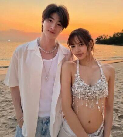 Lisa（右）舉辦海灘生日派對，Blue出席並舉止親密。（翻攝自IG）
