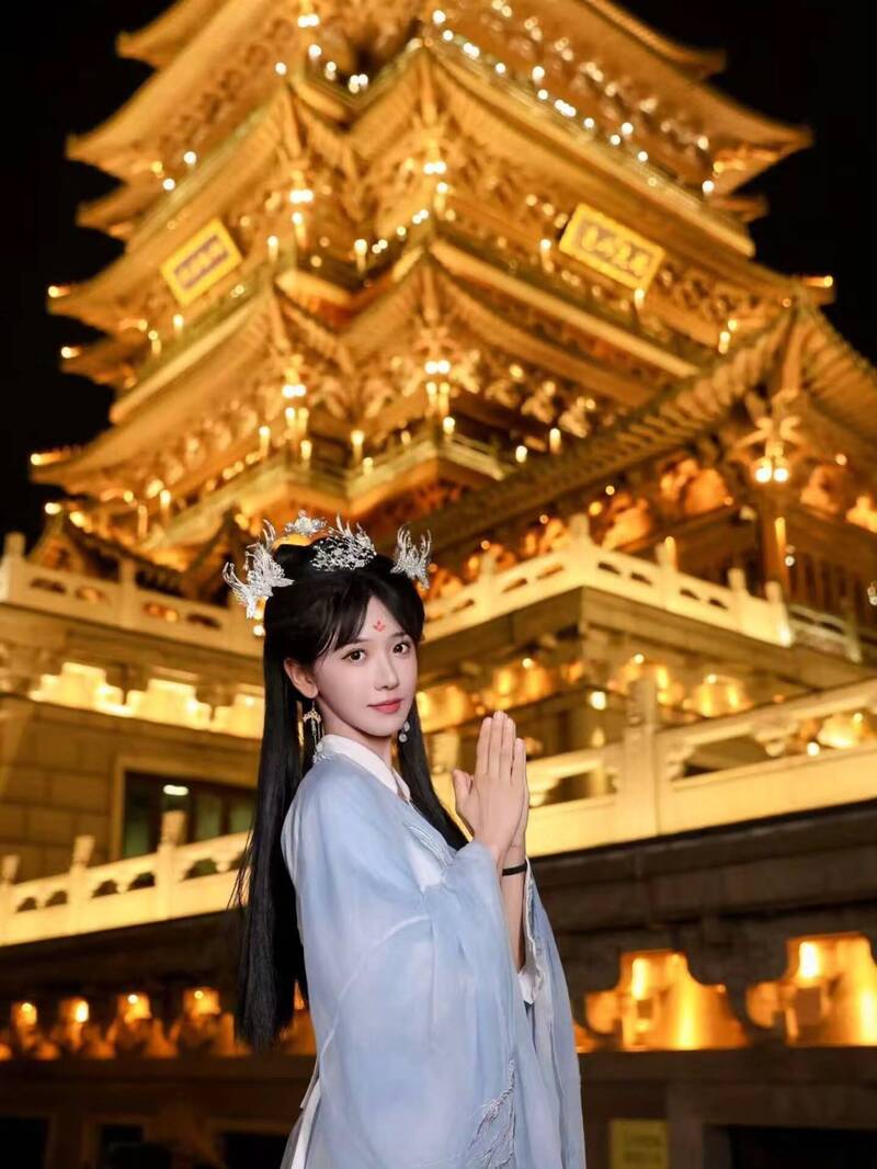 企鵝妹傳出因未取得工作許可就出席活動，遭台灣管制禁止入境3年，就業金卡亦遭沒收。（翻攝自IG）