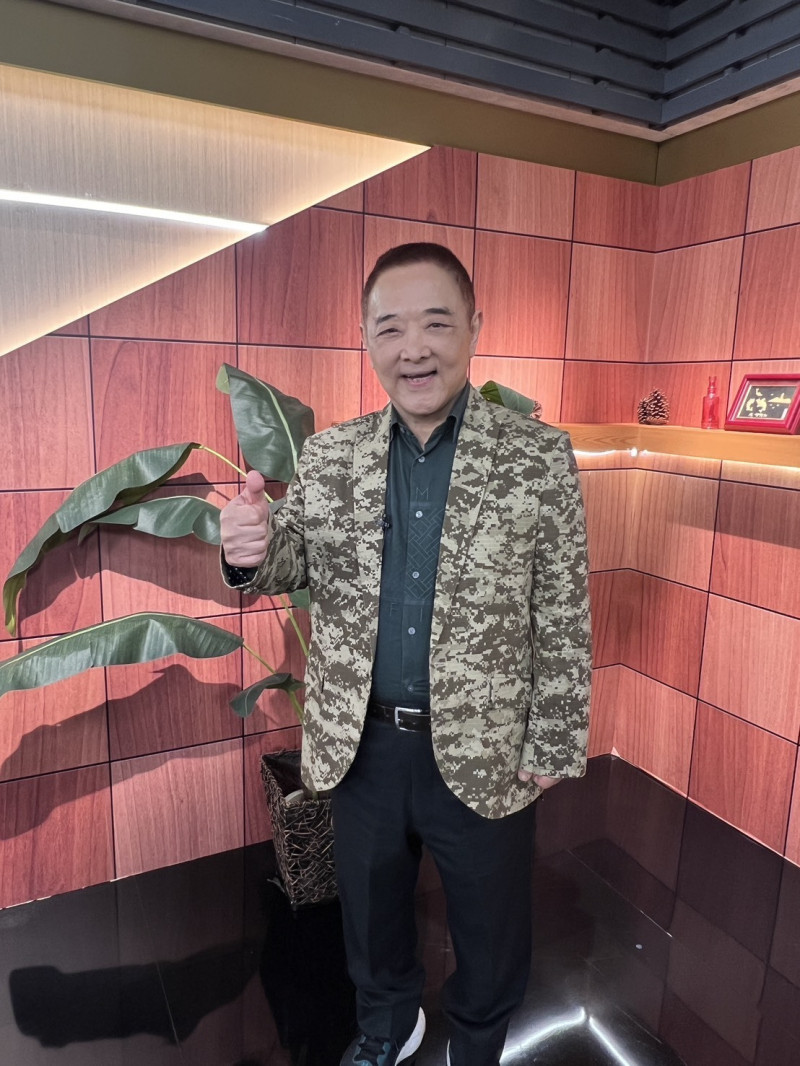 小亮哥長年受老花和白內障所苦，已近10年不敢開車。（年代提供）