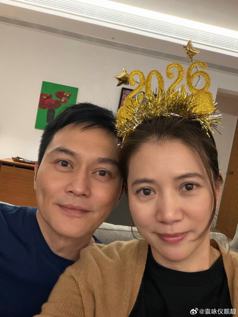 袁詠儀と張智霖が並んだ自撮り写真
