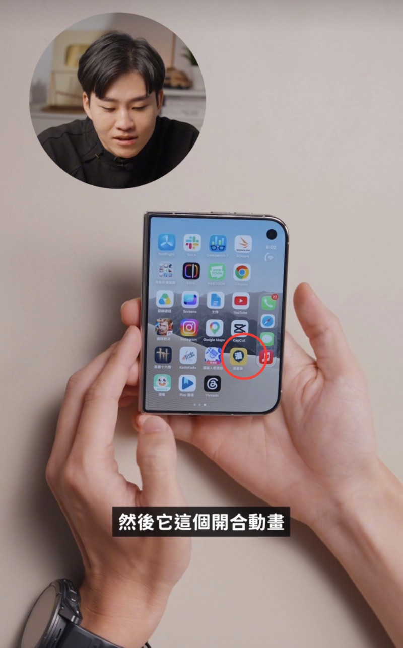 JoemanのiPhone Duo開封動画の画面。スマートフォン上のアプリが赤丸で示されている