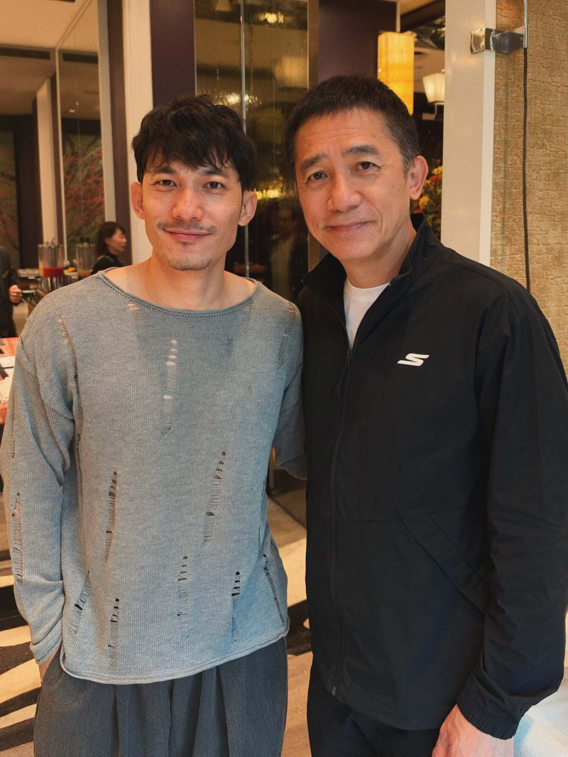 越籍金鐘戲王連炳發抵台備戰金鐘!飯店吃早餐「捕捉野生梁朝偉」