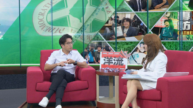 張雅琴（右）宣布沈伯洋首度全英文專訪將於10月25日晚上9點播出。張雅琴與沈伯洋在攝影棚合影，為即將播出的全英文專訪預告。（翻攝自臉書）