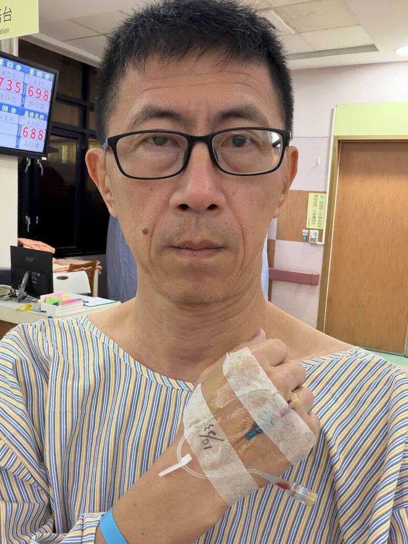 李驥身著病服，秀出手臂上的膠帶與針管。（翻攝自臉書）