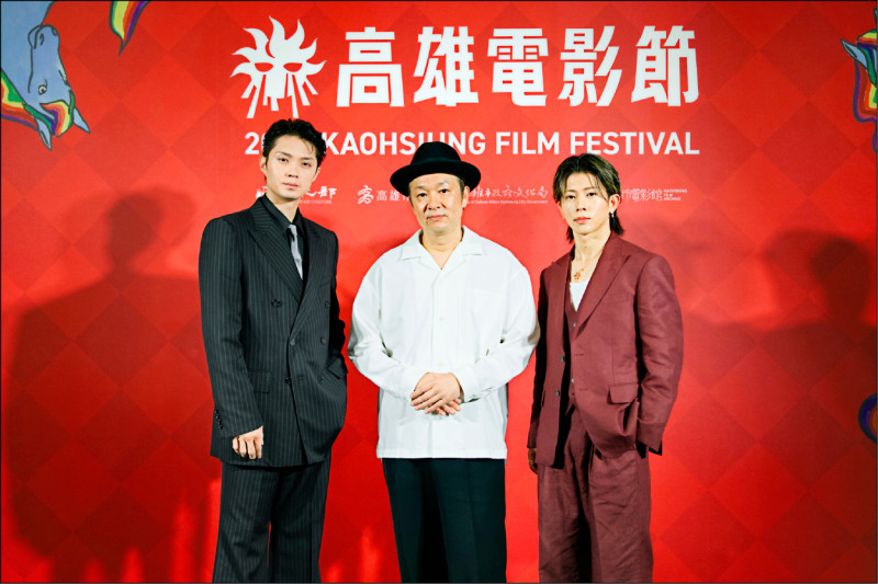 高雄映画祭の背景前に並ぶ磯村勇斗、吉田惠輔監督、末澤誠也