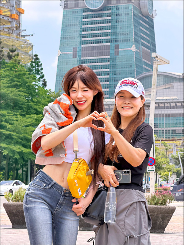 李多慧と母が屋外で並び、手でハートを作るツーショット