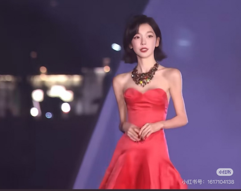 易夢玲暴瘦走紅毯。（翻攝自小紅書）