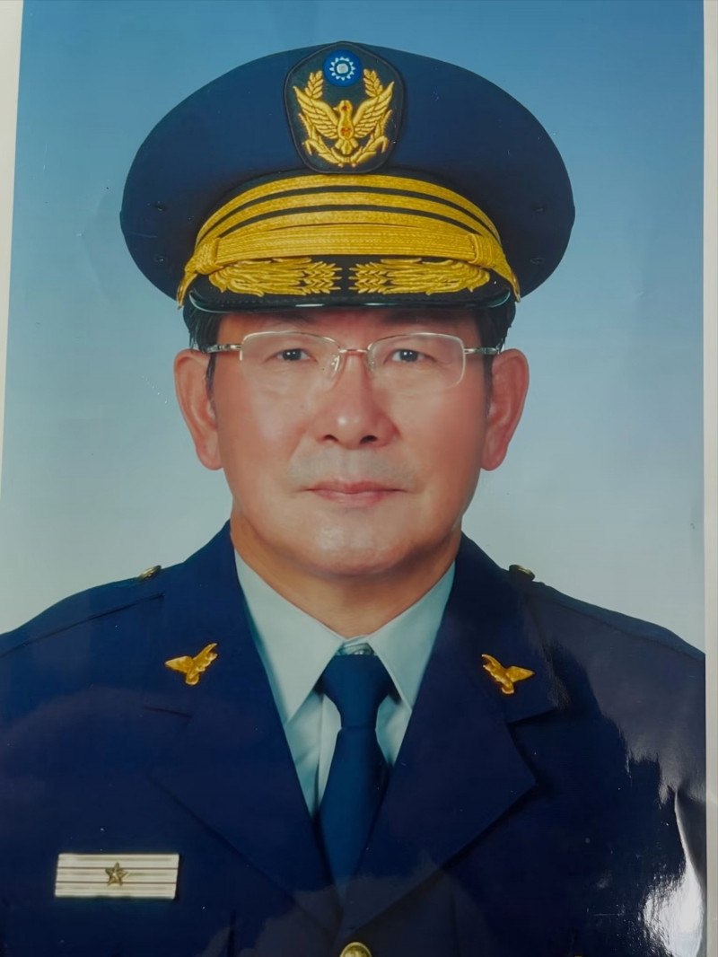 林韋君父親林金祥身穿警官制服英挺帥氣，展現一生奉獻警界的硬漢氣魄。（翻攝自臉書）