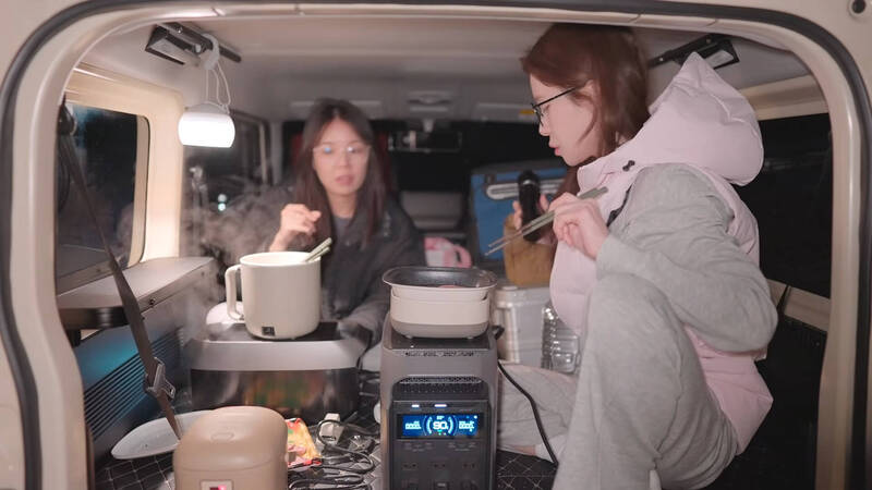 車内で食事をする李多慧とスタッフ