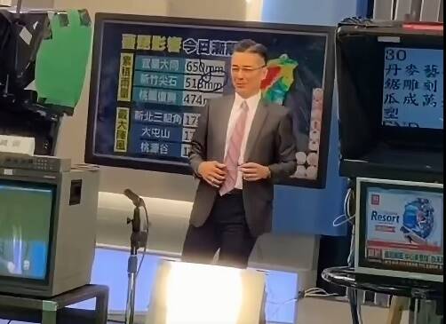 (影音)蔣萬安快看! 主播王軍凱報氣象 被誇沒增高墊