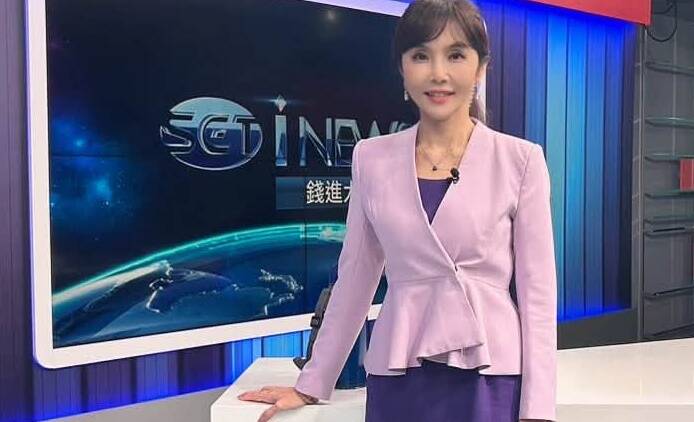 薔琵來襲坐鎮晚間新聞 女神主播手殘爆「杯具」