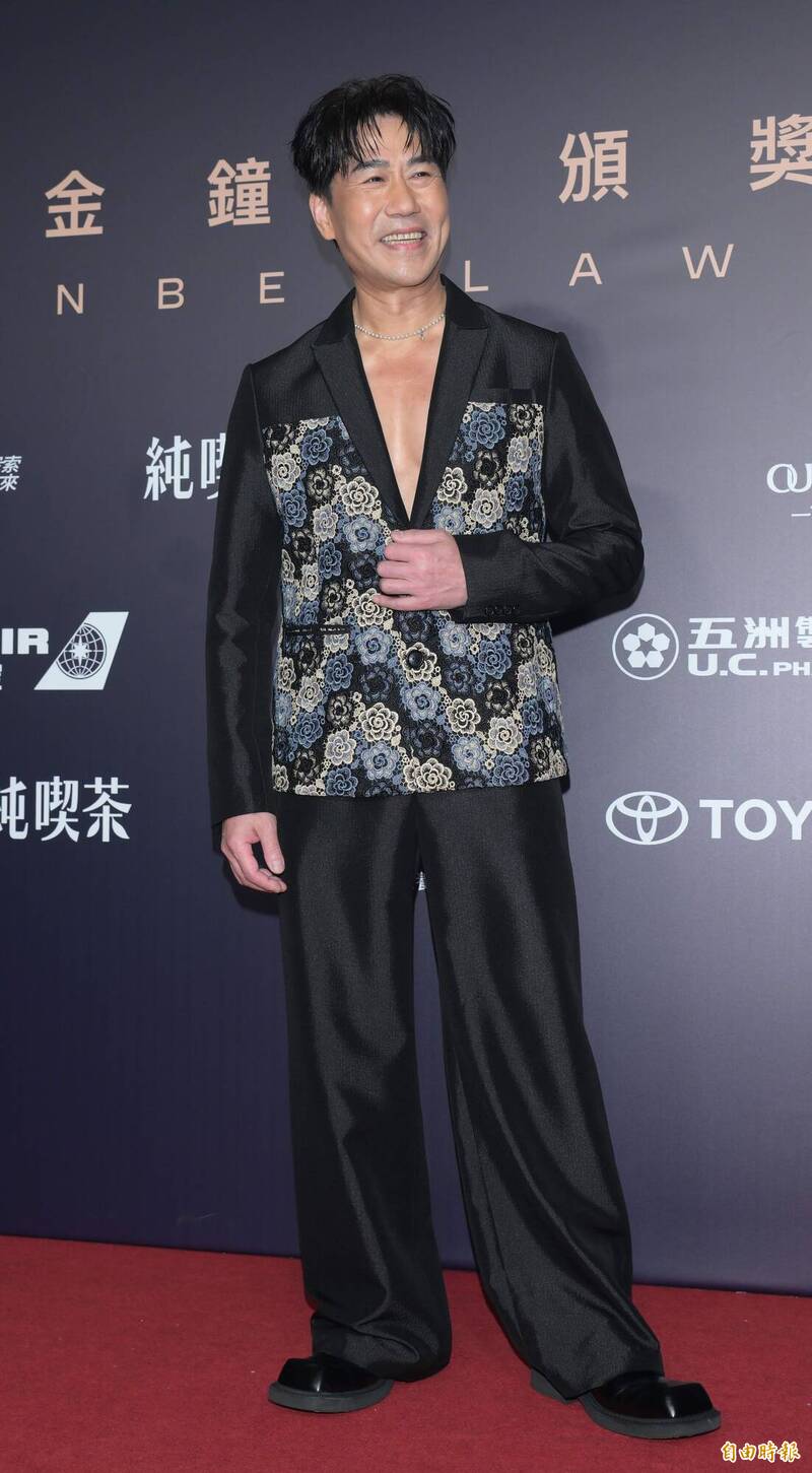 第61回金鐘奨のレッドカーペットで、深いVネックのジャケットを着た羅時豊